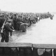 kolobrzeg 1945 r. zaslubiny z morzem. w tle latarnia morska
